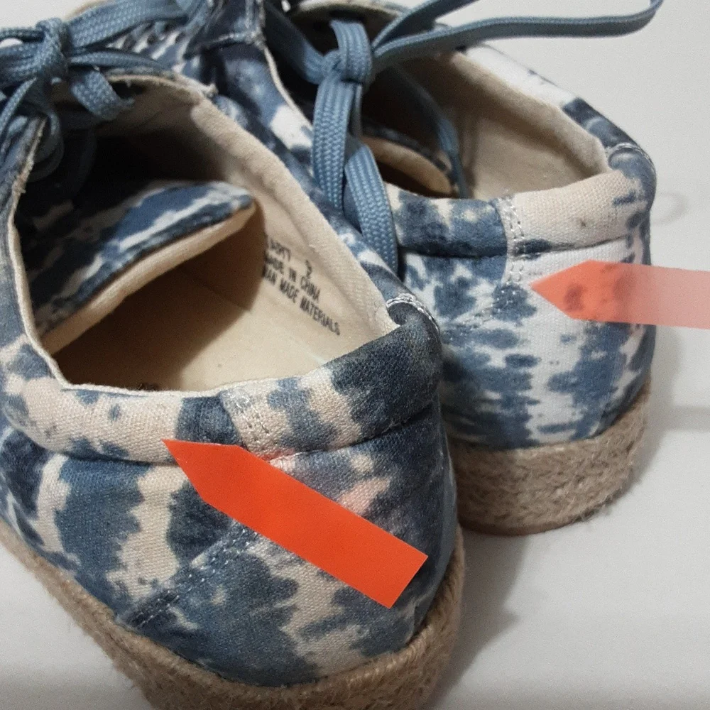 BOUTIQUE By Corkys Tart Blue/White Tie Dye Lace Up Women‎ 9